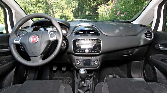 Γνώριμη η εικόνα στο εσωτερικό, με τις όποιες αλλαγές να εντοπίζονται στο ύφασμα ντένιμ των καθισμάτων σε διάφορους συνδυασμούς, όπως και στο χρώμα το